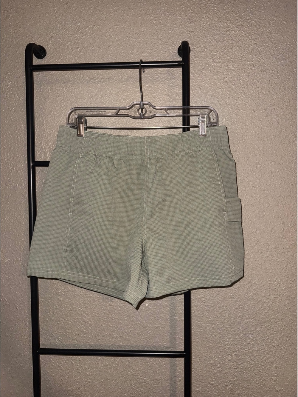 Columbia woman’s Medium Green Outdoor Shorts with Elastic Waistband and Pockets